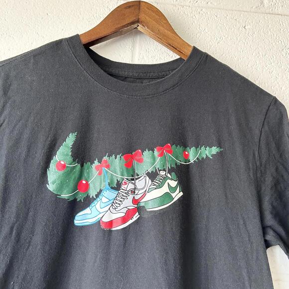 Nike Christmas Garland Swoosh Logo Black Short Sleeve T-Shirt Men's Small - Picture 2 of 5